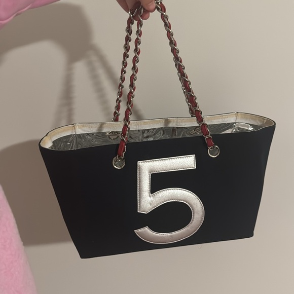 Gorgeous Chanel shoulder bag/tote to elevate your look!! - Picture 2 of 6